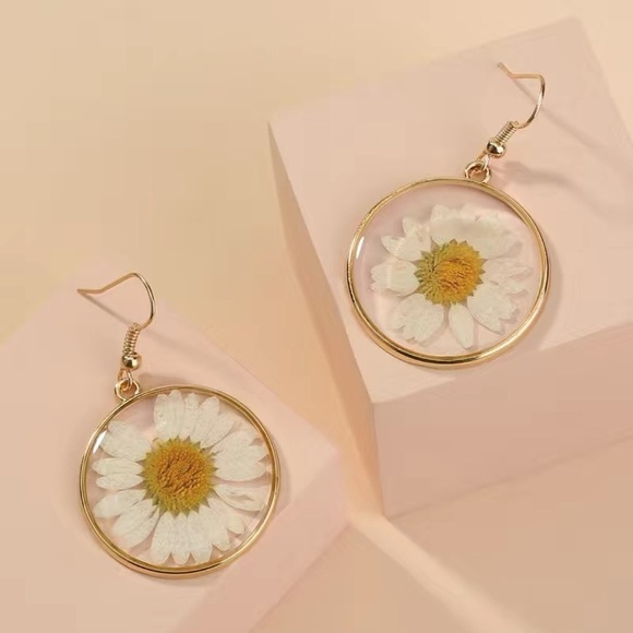 Pressed Floral Daisy Dangle Drop Gold Boho Dried Flower Resin Earrings Nwt - Picture 2 of 6